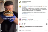 Un homme tient un burger vert en mettant en avant une alternative végétale.
