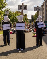 La Courneuve, 22 juin 2024. Trois personnes mises au pilori et le die-in derrière.