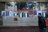  Sonnenallee. Un uomo passa davanti a manifesti che chiedono il rilascio dei prigionieri politici palestinesi.