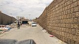 .بوابة قناة التصريف من شارع الخمسين ويظهر حجمها الصغير قياسا لحجم القناة