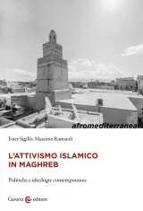 Un bâtiment ancien, un minaret surplombant des toits citadins sous un ciel clair.