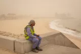 Un travailleur étanger à Koweït City durant une tempête de sable