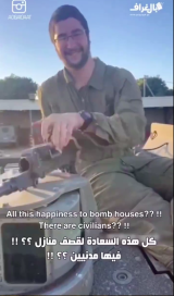 Un soldat israélien, tout sourire, prépare ses munitions pour bombarder des habitations et des civils palestiniens à Gaza. 