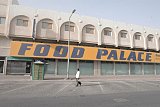 Supermarché asiatique dans le quartier péricentral Al-Sadd, qui accueillera bientôt de nouvelles infrastructures urbaines (le métro notamment)