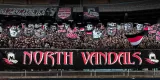 Une foule passionnée avec des drapeaux et une banderole "NORTH VANDALS".