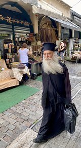 Prete ortodosso al mercato Kapani