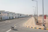 في ضواحي الدقم، تبقى المنطقة السكنية التي تم بناؤها لإسكان 3000 من الصيادين و الرعاة شبه الرحل شاغرة تماماً