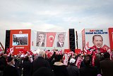 Le 8 avril 2017, un grand meeting pour le oui est organisé à Yenikapi où des dizaines de milliers de personnes se sont rassemblées pour venir soutenir Recep Tayyip Erdogan dans son projet de réforme constitutionnelle. Au dessus de la scène où le leader a fait un long discours, son portrait est stratégiquement accroché à côté de celui du père fondateur de la République turque, Mustafa Kemal Atatürk, dont la politique diffère pourtant à bien des égards de celle menée par le leader de l'AKP. Un parallèle qui souligne une fois de plus la volonté d'Erdogan de s'ériger en nouveau « père de la Turquie ».