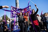 5 mars 2017. — Une marche en vue de la Journée internationale des droits des femmes est organisée par plusieurs organisations féministes. Nisan (à droite sur la photo), 22 ans, y est présente avec d'autres membres de l'association Yeryüzü. Les féministes se plaignent de l'augmentation de la violence domestique. Elles revendiquent « le droit à la vie, l'égalité des sexes, l'autonomisation de la femme et une meilleure application des lois qui protègent les femmes ».