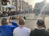 31 mars 2024 dans le quartier de Moharram Bey à Alexandrie. Deux générations de supporters en bordure du terrain.