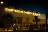Martin Creed, « Everything is going to be alright », sur la façade de la galerie Al Riwaq à Doha