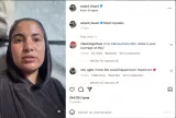 Femme avec un foulard, parlant face caméra, semble préoccupée.