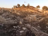 علمان فلسطينيان في أعلى الأكروبول