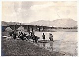 Passage de la rivière de Bisoutoun (province de Kermanshah, Iran) sur un radeau 