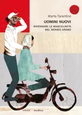 L'image montre une illustration colorée représentant un homme et une femme sur une moto. L'homme est à l'avant, portant un casque, tandis que la femme est à l'arrière, couverte d'un voile. Le fond est rouge et beige, avec des formes géométriques. Le titre et le nom de l'auteur sont visibles en haut et en bas.