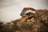 علم اليمن الجنوبي وقد رُسم على صخرة في الطريق إلى حاديبو.