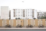 Démolition d'immeubles collectifs en vue de libérer du foncier dans le quartier Al-Sadd ; au premier plan, vélos utilisés par les livreurs