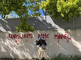 1er avril 2024. Lors de la manifestation devant l'usine Eurolinks à Marseille, une militante dénonce par un graffiti au mur la vente de maillons militaires à Israël. 
