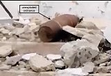 Capture d'écran d'une vidéo qui montre une munition qui n'a pas explosé.