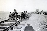 سجناء يعملون على خط القطار العابر للصحراء.