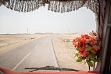 Un camion de marchandises sur une route isolée dans les plaines désertiques du nord du Qatar.