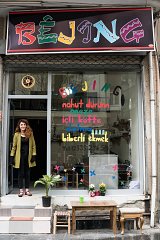 Ebru, Dilek et une autre femme travaillaient dans le secteur social pour l'ancienne municipalité. Après leur licenciement, elles se sont regroupées pour ouvrir Bê jing, un petit restaurant qui a commencé son activité le 1er avril.