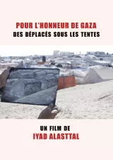 Un homme tient un dessin devant des tentes, évoquant la situation des déplacés à Gaza.