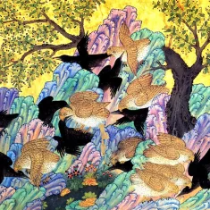 Des oiseaux noirs et dorés volent parmi des collines colorées sous un ciel jaune.