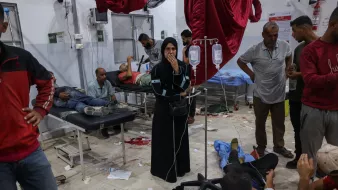 Une salle d'hôpital chaotique avec des blessés et des soignants.