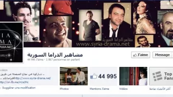 L'image semble représenter une page Facebook consacrée à des célébrités ou des acteurs syriens. Elle inclut des photos d'individus, probablement des artistes, ainsi qu'un logo pour « Syria Drama ». En bas de l'image, on voit le nombre de « J'aime » de la page, qui est de 44 995, ainsi que le nombre de personnes interagissant avec la page. L'ensemble donne une impression de promotion et de célébration de la culture dramatique syrienne.