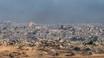Un paesaggio distrutto, edifici in rovina e macchine operativo nel caos di un conflitto.