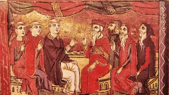 Cette image représente une scène médiévale, probablement une réunion ou un conseil. On y voit plusieurs personnages assis autour d'une table, certains portant des vêtements riches et des chapeaux distinctifs. L'un des hommes, au centre de l'image, semble être en train de parler, tandis que les autres l'écoutent attentivement. L'arrière-plan est décoré de drapés et de motifs stylisés, ajoutant une touche d'opulence à la scène. Les visages sont stylisés, avec une expression sérieuse, ce qui suggère que la discussion est importante.