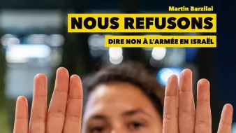 Une personne montre ses mains avec les mots "STOP" et "The WAR" écrits dessus.