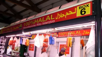 Negozio di macelleria halal, con insegna e prodotti in evidenza.