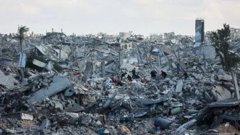 Destruction massive avec décombres et silhouettes humaines cherchant des survivants.