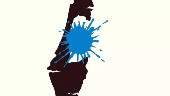 L'image représente une silhouette de la carte d'Israël, stylisée en noir. Au centre, il y a une éclaboussure de couleur bleue, qui attire l'attention et donne une impression de dynamisme. Le contraste entre le noir et le bleu rend l'image visuellement frappante.