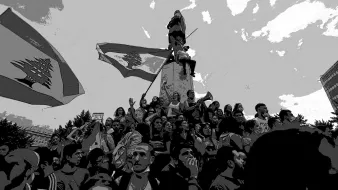 L'image montre une scène de manifestation au Liban, avec un groupe de personnes rassemblées autour d'un monument. Des drapeaux libanais flottent, et certains manifestants sont sur le monument, exprimant leur passion et leur engagement. L'ambiance semble dynamique et pleine d'énergie, reflétant des sentiments de protestation et de solidarité. Les nuages dans le ciel ajoutent une dimension dramatique à la scène.