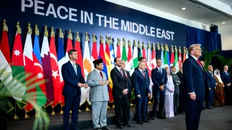 Gruppo di leader con bandiere nazionali sullo sfondo, momento per la pace in Medio Oriente.