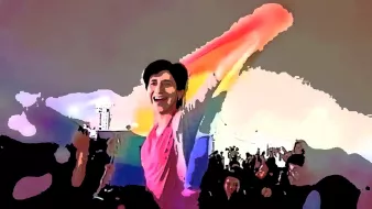 En la imagen se puede ver a una persona sonriente que sostiene una bandera de colores del arcoíris, símbolo del movimiento LGBTQ+. Está en un ambiente festivo, probablemente en un evento o celebración, rodeada de una multitud que también parece estar disfrutando del momento. La escena transmite una sensación de alegría y celebración de la diversidad.