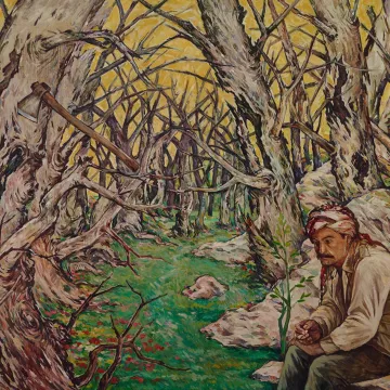 L'image montre un homme assis sur une pierre, entouré d'arbres morts et dénudés. Le sol est verdoyant, et l'atmosphère semble mélancolique, avec un ciel jaunâtre. L'homme semble pensif et ressourceé dans ce paysage désolé.