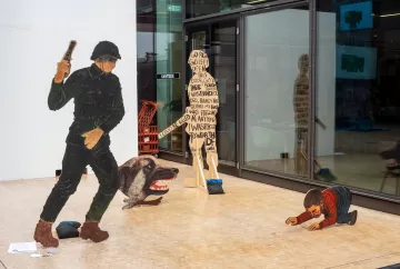 Scène artistique avec un soldat, un chien agressif et un enfant rampant.
