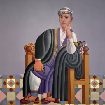 Un homme assis, vêtu traditionnellement, sur une chaise, avec un tapis coloré en dessous.