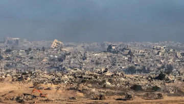 Un paesaggio distrutto, edifici in rovina e macchine operativo nel caos di un conflitto.