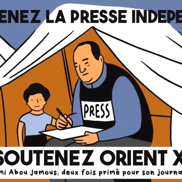 Un journaliste écrit sous une tente, soutenu par un enfant. Message pour la presse indépendante.