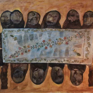Des visages humains autour d'une table ornée de fleurs. Ambiance sombre et mystérieuse.