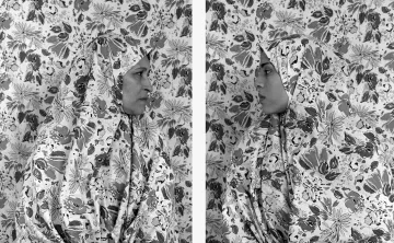 Deux femmes en profil, voilées, devant un fond fleuri en noir et blanc.