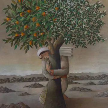 Une personne étreint un arbre au milieu d'un paysage désertique.