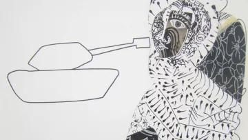 L'immagine presenta una figura stilizzata, con linee nere e motivi grafici complessi. La figura sembra indossare un abbigliamento con disegni intricate e contrastanti. A sinistra, c'è un oggetto che somiglia a un'imbarcazione, delineata in modo semplice. La composizione mescola elementi astratti e figurativi, creando un effetto visivo interessante e dinamico. La palette di colori è prevalentemente in bianco e nero, arricchita da dettagli grafici.