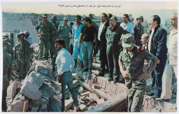 Un groupe d'hommes en uniforme et en civil, observant des débris.