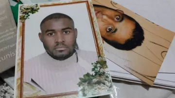 L'image montre des cartes ou des photos disposées sur une surface. À gauche, une photo d'un homme avec un pull léger et un fond décoré de fleurs. À droite, une autre photo d'un homme, son expression et son style étant différents. Les deux images semblent appartenir à des documents personnels ou des souvenirs.